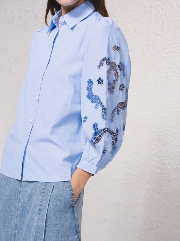 Blusa com mangas bordadas