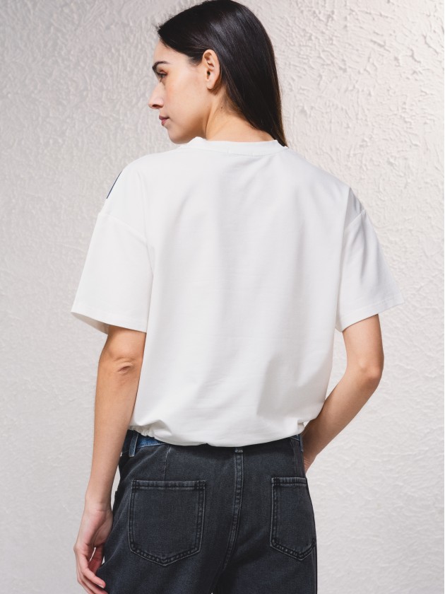 T-shirt com tecido em contraste