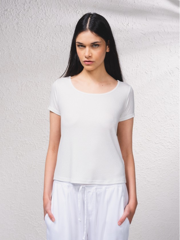 T-shirt bsica com decote redondo