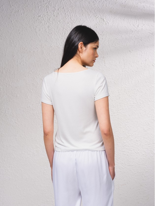 T-shirt bsica com decote redondo