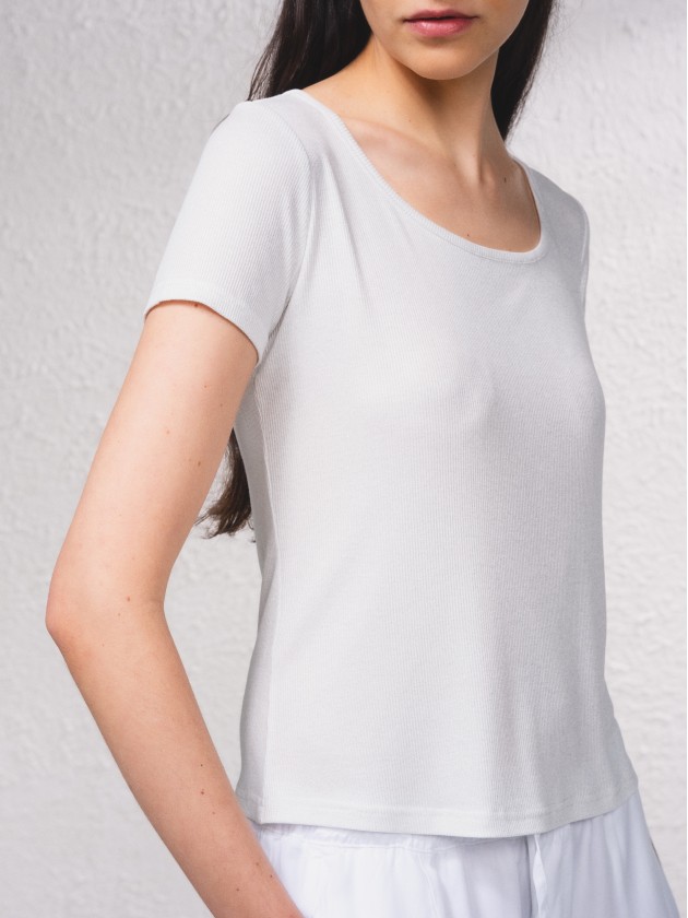 T-shirt bsica com decote redondo