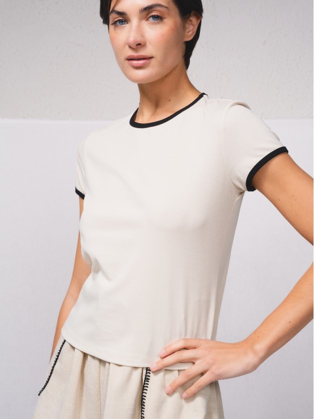 T-shirt com contraste