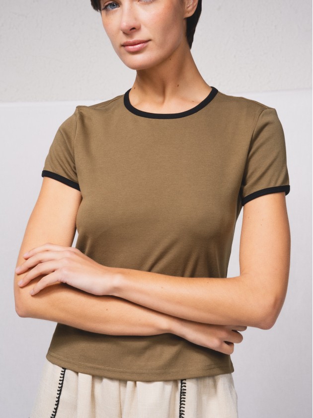 T-shirt com contraste