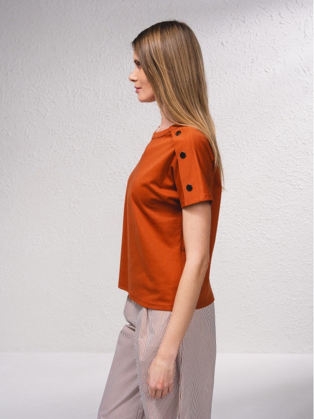 T-shirt com aplicaes de botes