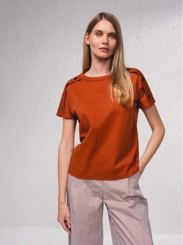 T-shirt com aplicaes de botes