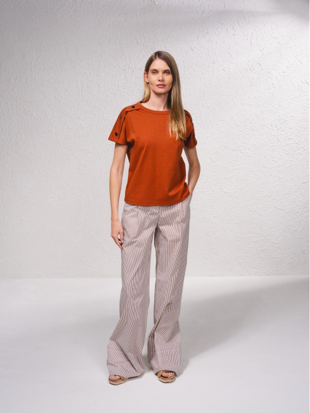 T-shirt com aplicaes de botes