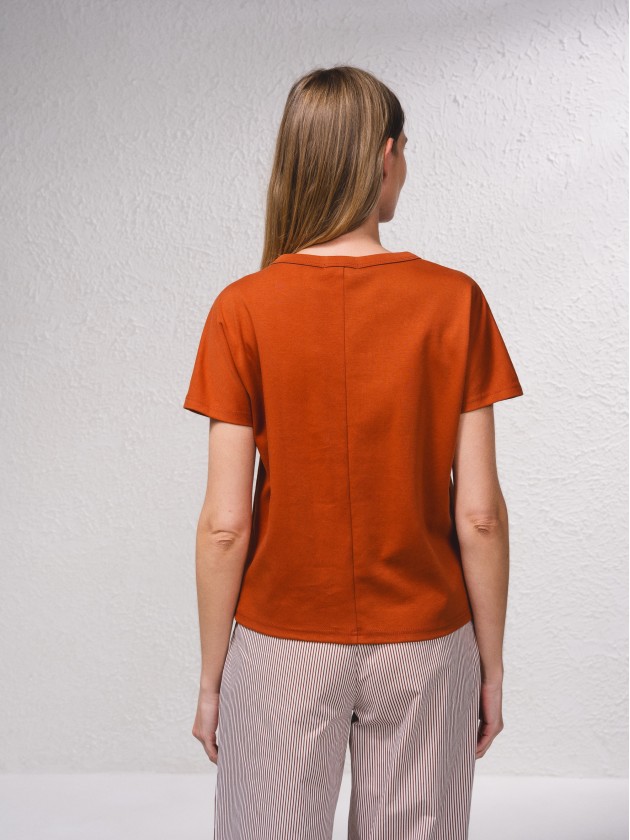 T-shirt com aplicaes de botes