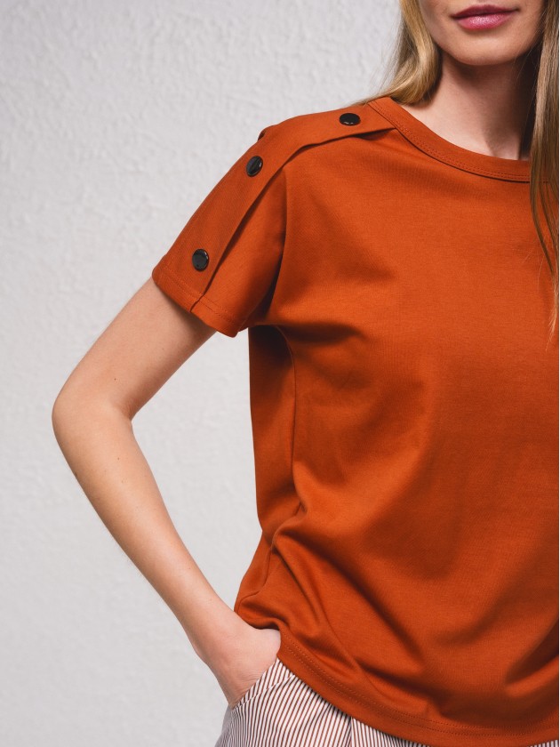 T-shirt com aplicaes de botes