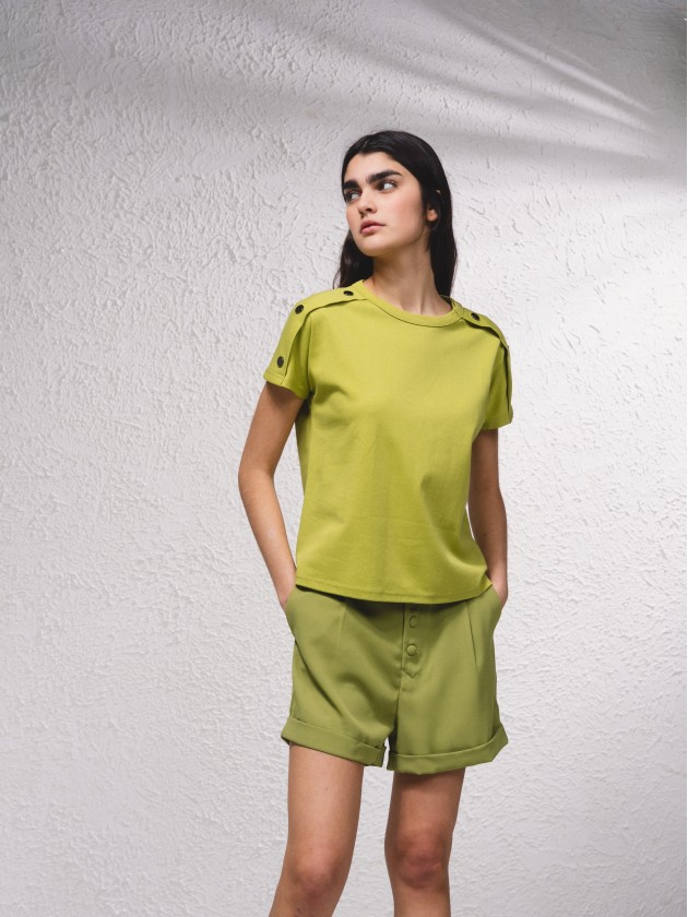 T-shirt com aplicaes de botes