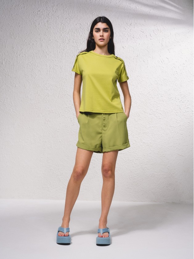 T-shirt com aplicaes de botes