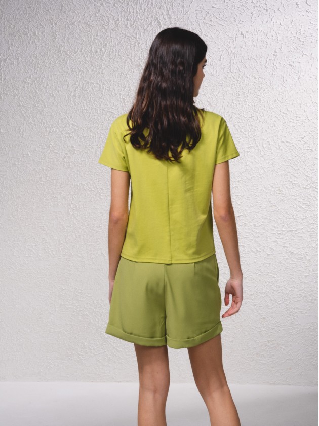 T-shirt com aplicaes de botes