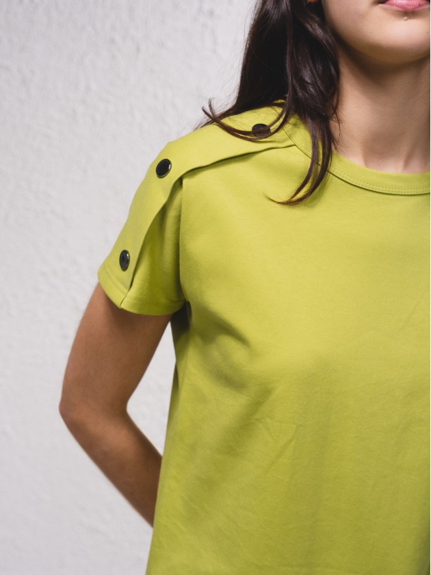 T-shirt com aplicaes de botes