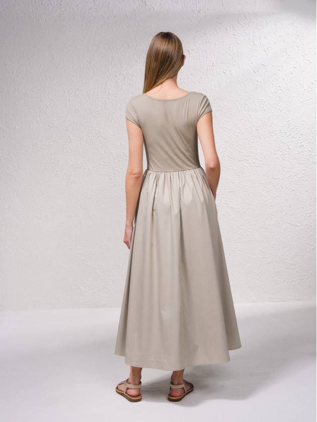 Vestido comprido de decote quadrado