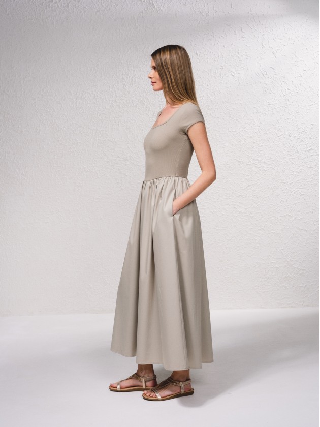 Vestido comprido de decote quadrado
