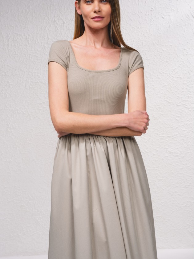 Vestido comprido de decote quadrado