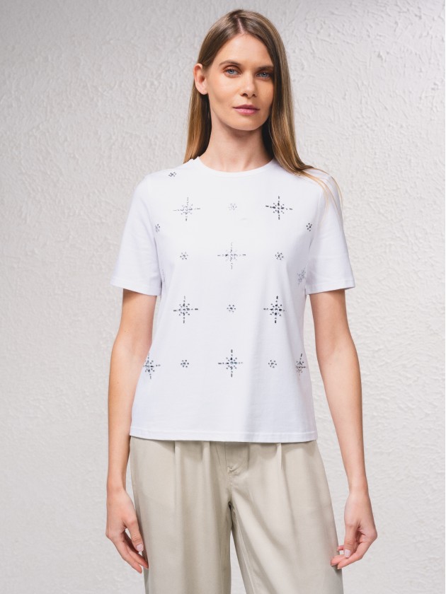 T-shirt com aplicaes brilhantes