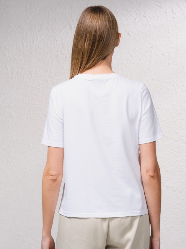 T-shirt com aplicaes brilhantes