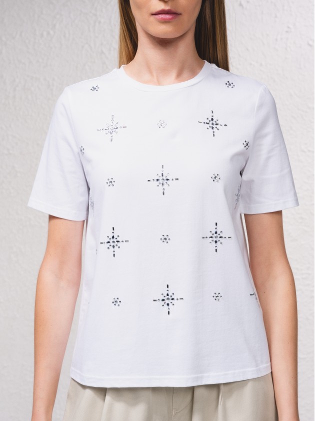 T-shirt com aplicaes brilhantes