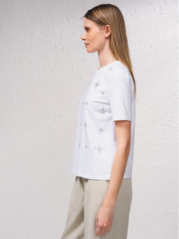 T-shirt com aplicaes brilhantes