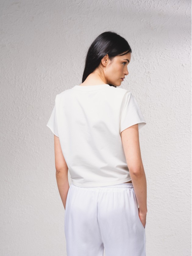 T-shirt com aplicaes brilhantes