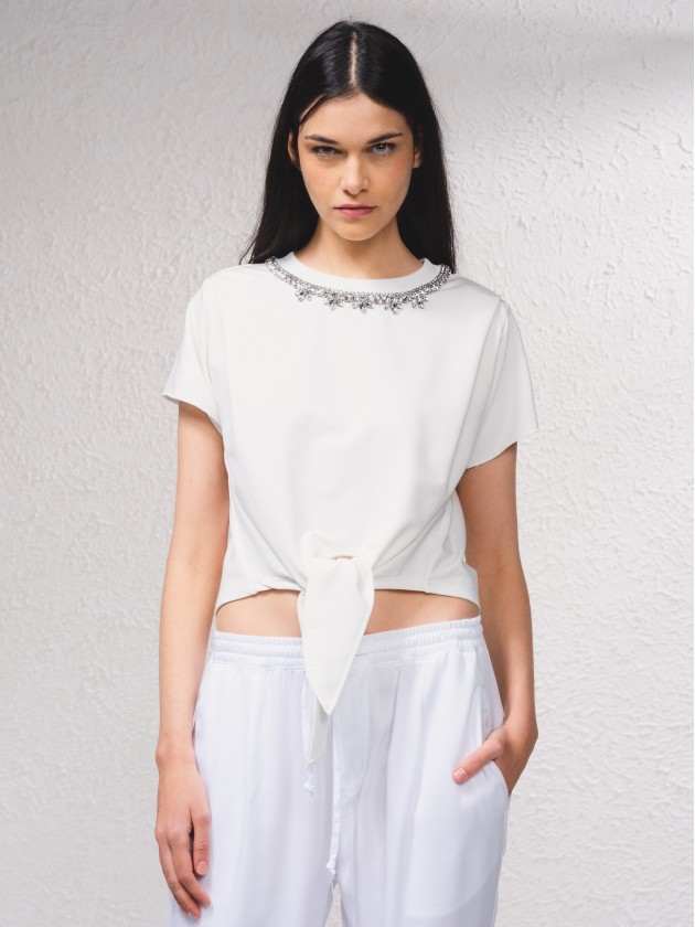 T-shirt com aplicaes brilhantes