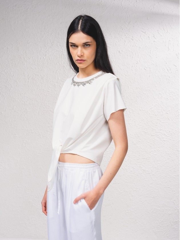 T-shirt com aplicaes brilhantes