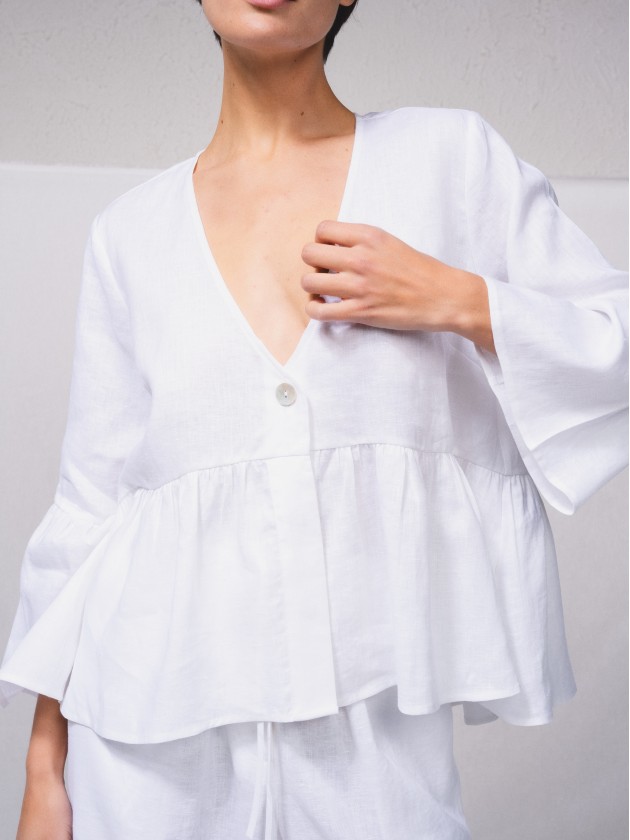 Blusa em linho e decote em v