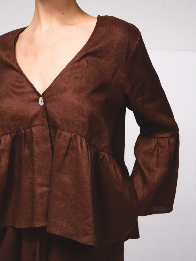 Blusa em linho e decote em v