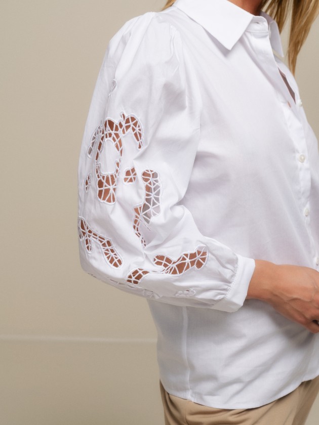 Blusa com mangas bordadas
