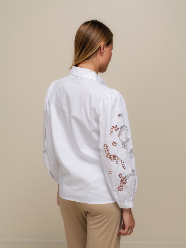 Blusa com mangas bordadas