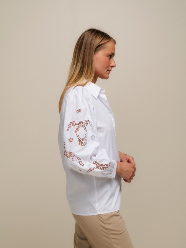 Blusa com mangas bordadas