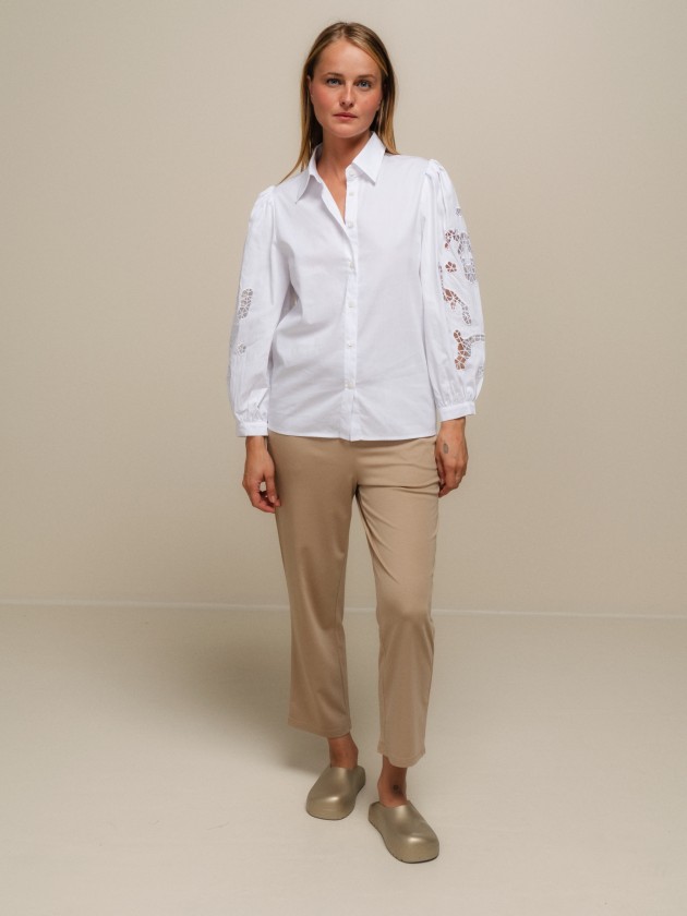 Blusa com mangas bordadas