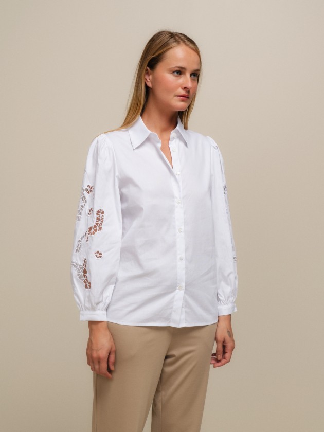 Blusa com mangas bordadas