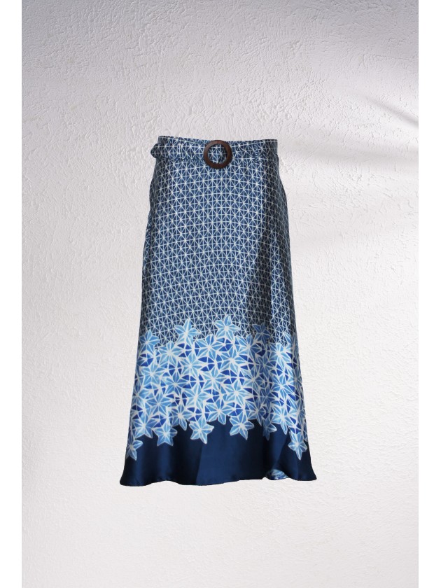 Saia midi acetinada com estampado e cinto