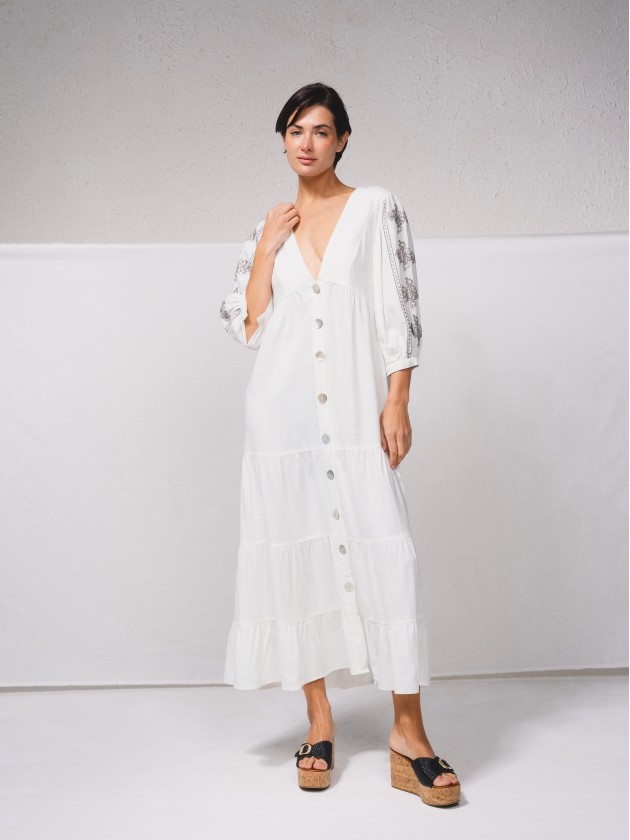 Vestido em mistura de linho com bordados nas mangas