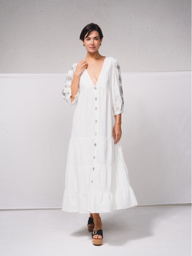 Vestido em mistura de linho com bordados nas mangas