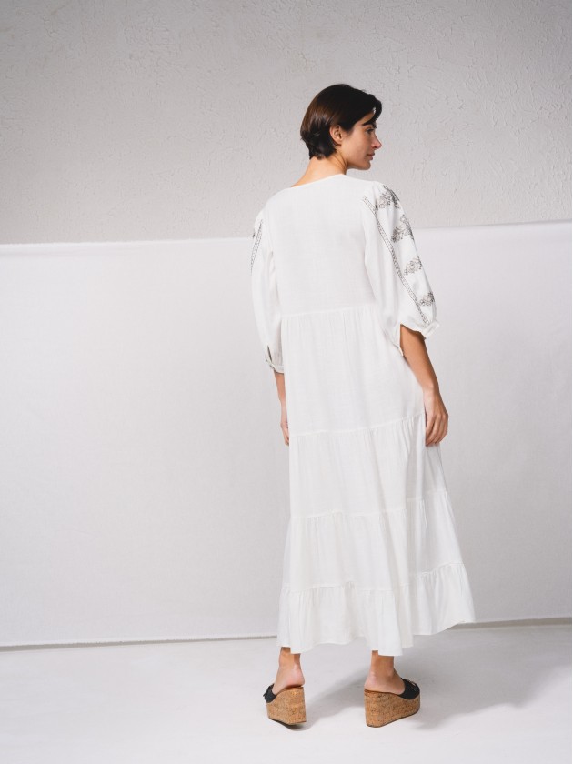Vestido em mistura de linho com bordados nas mangas