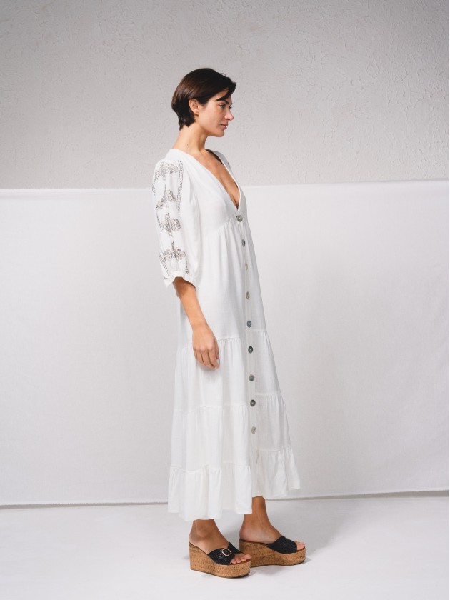 Vestido em mistura de linho com bordados nas mangas