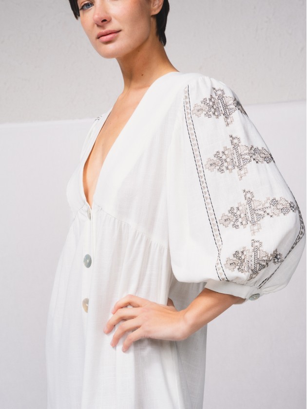Vestido em mistura de linho com bordados nas mangas
