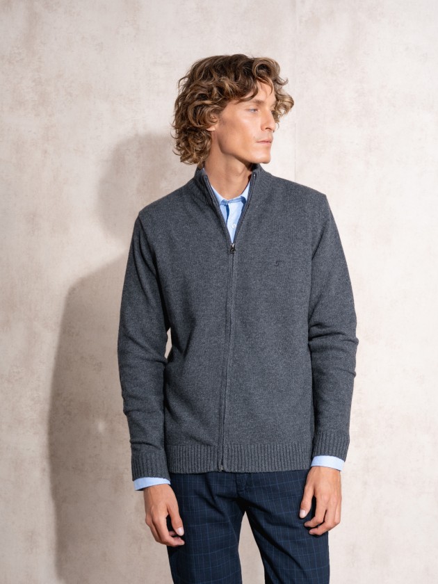Knitted jacket with zipper