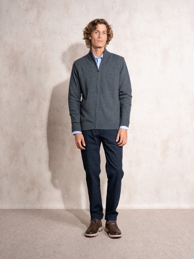 Knitted jacket with zipper