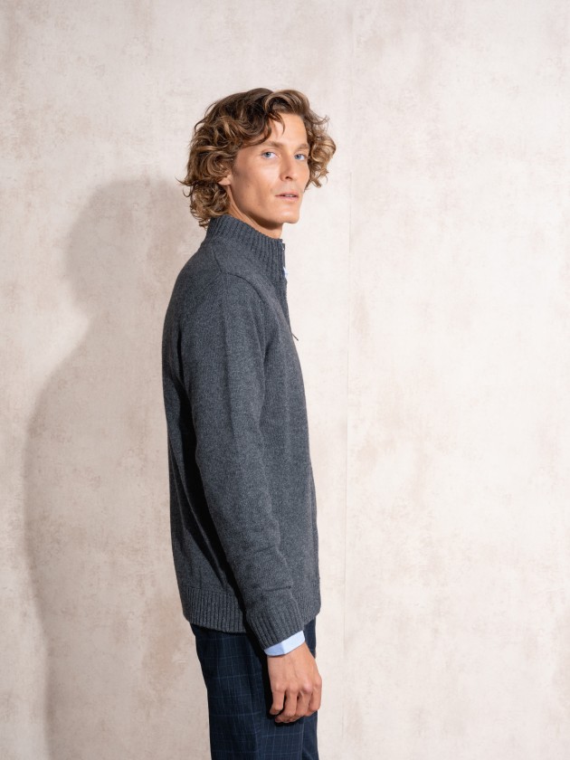 Knitted jacket with zipper