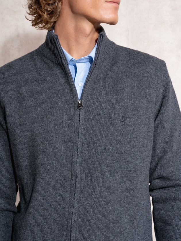 Knitted jacket with zipper