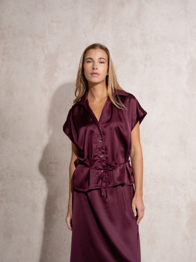 Camisa acetinada com cinto