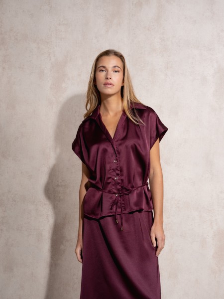 Camisa acetinada com cinto