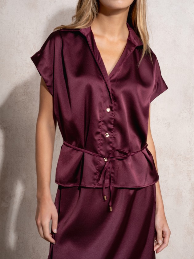 Camisa acetinada com cinto