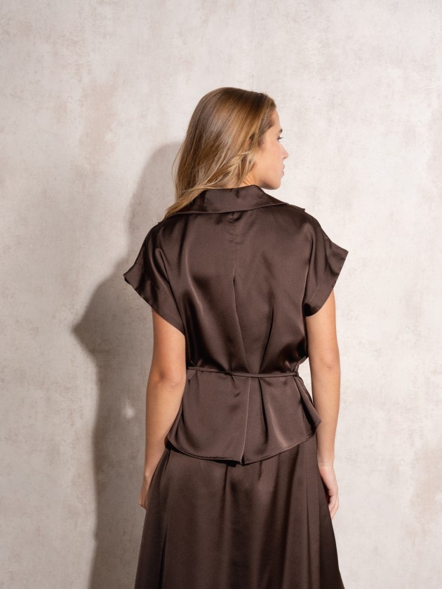Camisa acetinada com cinto