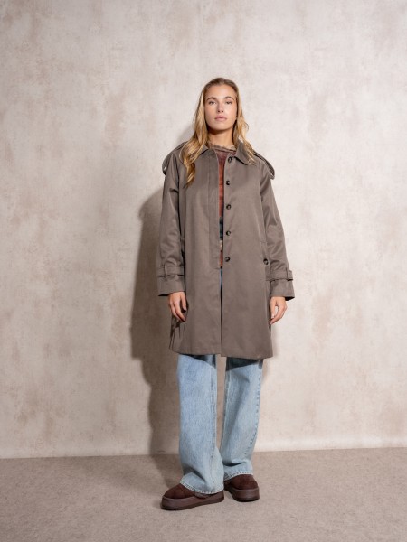 Gabardina com botes tartaruga