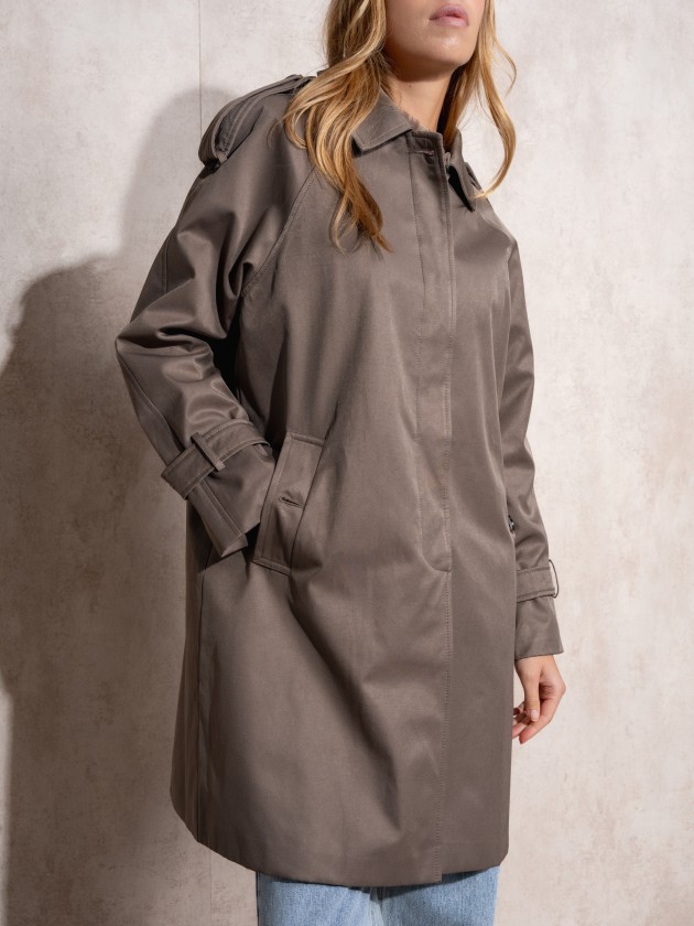 Gabardina com botes tartaruga