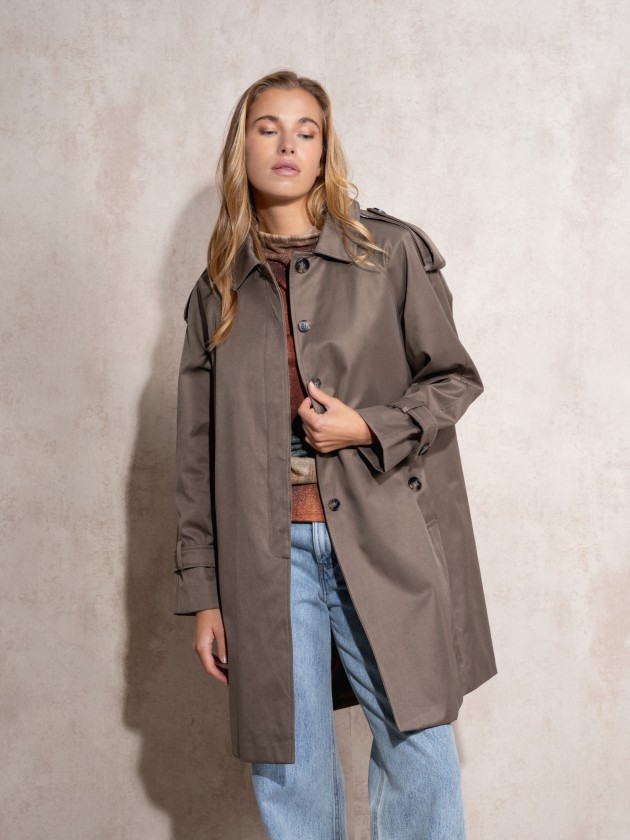 Gabardina com botes tartaruga